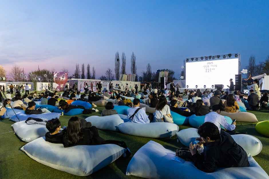 벚꽃축제 야간 행사 분위기