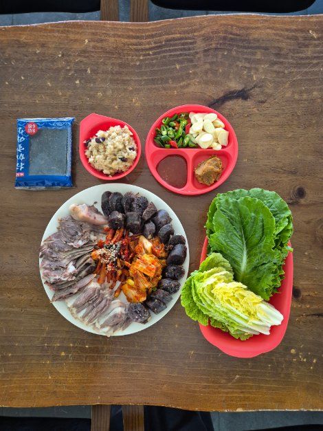 황톳길 머리고기 김치한상
